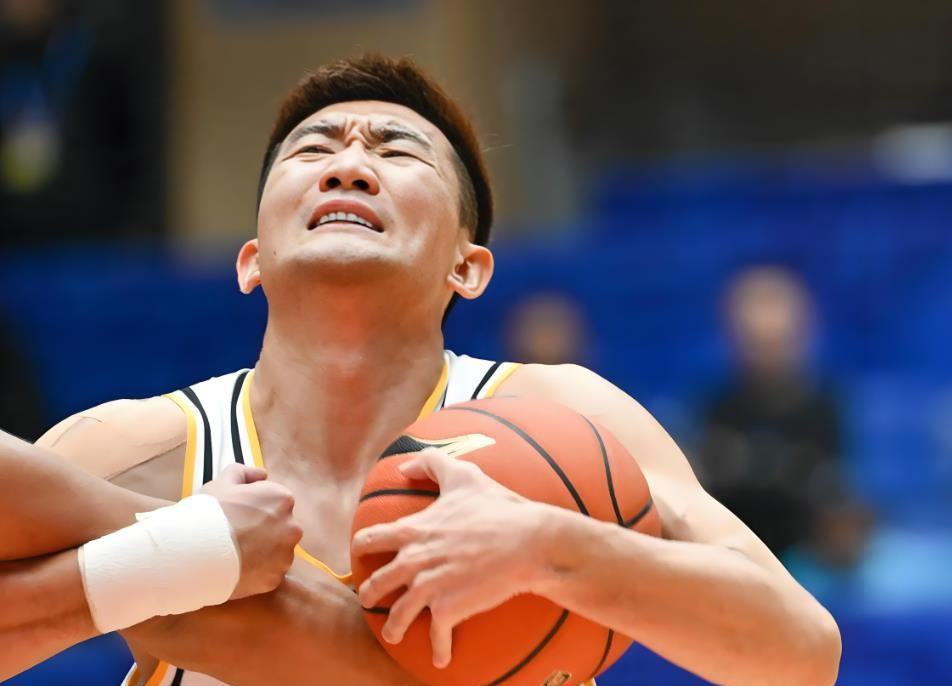 球队绝地反击成功，球员情绪高涨斗志昂扬